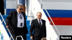 Rossiya Prezidenti Vladimir Putin Andrey Karlov bilan. (Surat joriy yilning 10 oktabr kuni olingan)