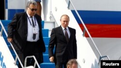 Mərhum səfir Karlov prezident Putini İstanbulda qarşılayarkən. 10 oktyabr 2016