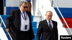 Andrei Karlov Türkiyədə Vladimir Putin-i müşayiət edir.