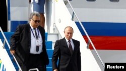 Президент России Владимир Путин и ныне покойный посол РФ в Турции Андрей Карлов. Фото сделано в октябре этого года.