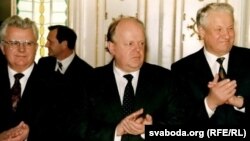 Leonid Kravciuk, Stanislav Șușkevici și Boris Elțin (de la stânga la dreapta) 