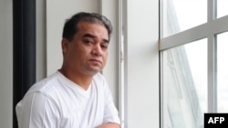 Profesorul universitar Ilham Tohti (45 ani), înainte de o prelegere la Beijing. Critic al politicii guvernamentale față de minoritatea musulmană uigură, Tohti a fost reținut de un grup de polițiști pe 15 ianuarie 2014 împreună cu mama sa.