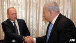 Israel - Visiting Russia's President Vladimir Putin (L) shakes hands with Israeli Prime Minister Benjamin Netanyahu during their meeting in Jerusalem, 25Jun2012.