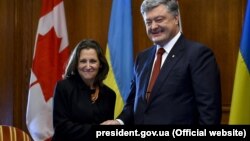 Президент України Петро Порошенко і міністр закордонних справ Канади Христя Фріланд. Торонто, 23 вересня 2017 року