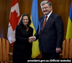 Ukrainian President Petro Poroshenko (right) met with Canadian Foreign Minister Chrystia Freeland (left) in Toronto in September.