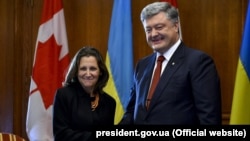 Ukrainian President Petro Poroshenko (right) met with Canadian Foreign Minister Chrystia Freeland (left) in Toronto in September. 