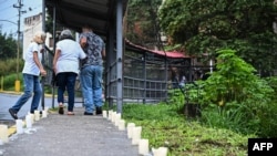 Rudele sosesc la închisoarea El Rodeo I în timp ce așteaptă vești despre eliberarea prizonierilor din Guatire, statul Miranda, la aproximativ 30 de kilometri est de Caracas, pe 16 ianuarie 2026.