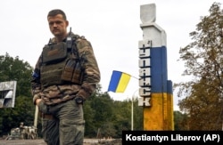 Стела на въезде в Купянск после освобождения города Вооруженными силами Украины в сентябре 2022 года