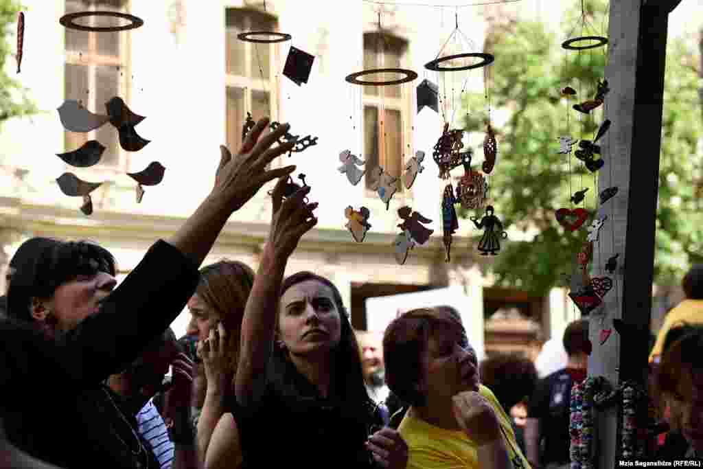 რუსთაველზე გაიმართა სამეწარმო ბაზრობაც, სადაც საქართველოში დამზადებული ხელნაკეთი ნივთები და საკვებ-სასმელი პროდუქციის გამოფენა-გაყიდვა მოეწყო.