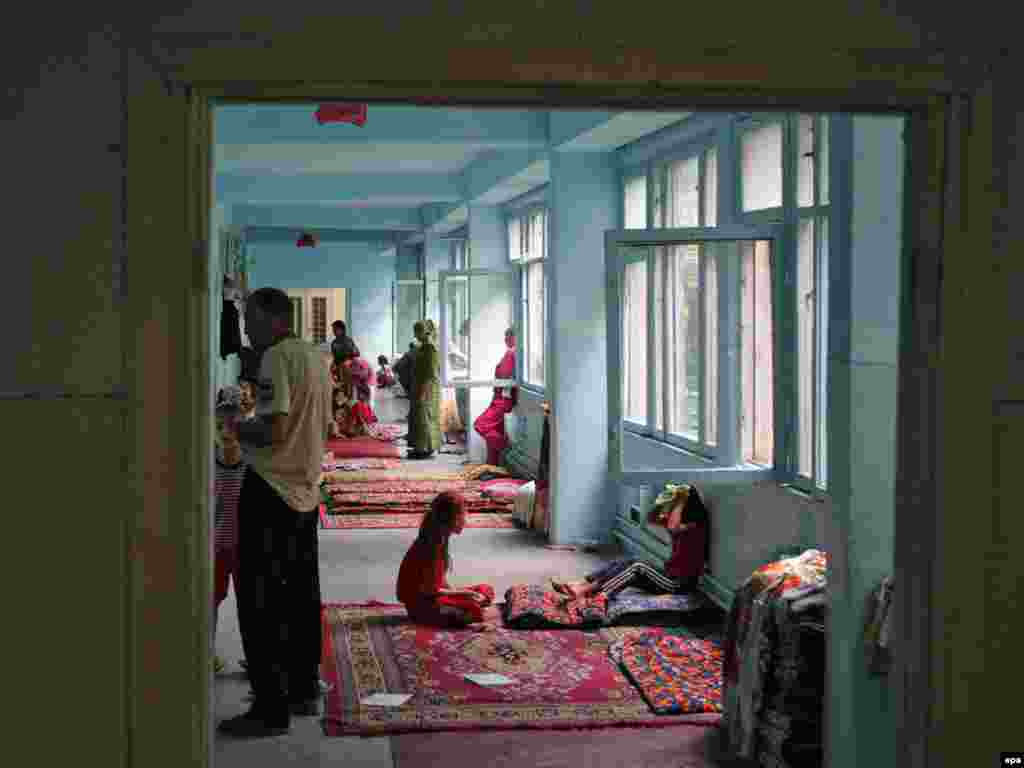 Мактаб коридоридан бошпана топган ўшлик ўзбеклар.