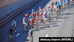 Участники международной велогонки Tour of Almaty. Алматы, 5 октября 2014 года