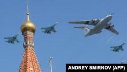 Egy, a Győzelem napja alkalmával tartott légiparádén MiG-29 és Il-80 repülőgépek húznak el a moszkvai égbolton. 2010. május 9.