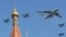 Egy, a Győzelem napja alkalmával tartott légiparádén MiG-29 és Il-80 repülőgépek húznak el a moszkvai égbolton. 2010. május 9.