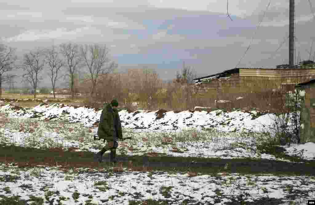 Проросійський бойовик повертається з патрулювання лінії розмежування у селі Зайцеве Донецької області, околиці Горлівки, 5 грудня 2015 року