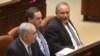 تنش سیاسی در اسرائیل پس از آن آغاز شد که آویگدور لیبرمن (نفر اول از راست) از حضور در دولت بنیامین نتانیاهو (نفر اول از چپ) استعفا کرد.