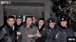 Рашадат Ахундов (в наручниках)