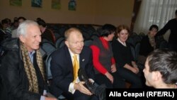 Ambasadorul american William H. Moser încălțînd copii la Școala internat nr. 5 din Chişinău.