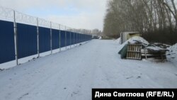 Стройплощадка обнесена колючей проволокой