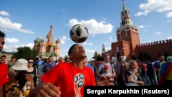 Футбольные болельщики на Красной площади в Москве, 20 июня 2018 года