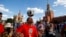 Футбольные болельщики на Красной площади в Москве, 20 июня 2018 года 