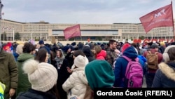 Studentima u blokadi se u njihovim zahtevima pridružio i jedan broj zaposlenih u IT sektoru. Detalj sa protesta ispred Palate Srbija, 12. februar 2025.