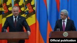 Armenia - President Serzh Sarkisian (R) and his Moldovan counterpart Igor Dodon hold a joint news briefing in Yerevan, 9Nov2017.
