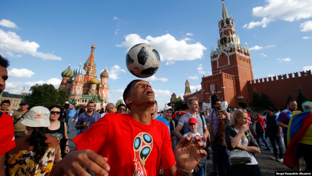 Футбольные болельщики на Красной площади в Москве, 20 июня 2018 года