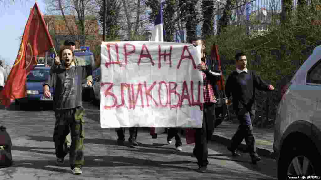 Protesti ispred Suda u Beogradu tokom sudskog procesa o rehabilitaciji Draže Mihailovića, 23. mart 2012.