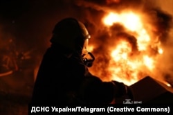 Пожежа, що виникла внаслідок російського удару по Дніпропетровщині. 5 травня 2026 року