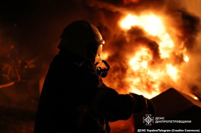 Пожежа, що виникла внаслідок російського удару по Дніпропетровщині. 5 травня 2026 року