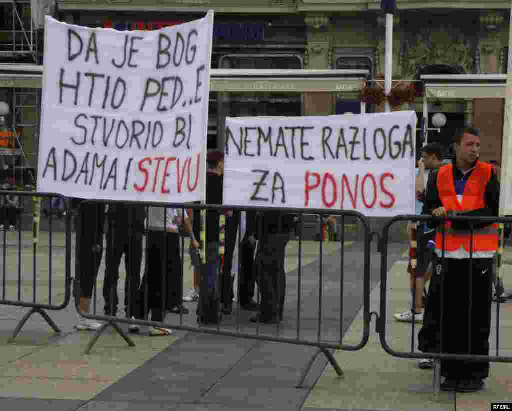 Antigay parada u Zagrebu, 19. jun 2010. FOTO: ZOOMZG - Ovogodišnja manifestacija, koja je održana pod sloganom "Hrvatska to može progutati", okupila je oko 600 učesnika koji su došli da podrže pravo homoseksualaca na različitost. Povorku, koja je šetala ulicama Zagreba, obezbjeđivalo je oko 200 policajaca, 20-ak kombija i desetak automobila. Na Trgu bana Jelačića povorka se susrela sa predstavnicima Hrvatske čiste stranke prava, koji su organizovali kontraskup, ali nije došlo do fizičkih sukoba.