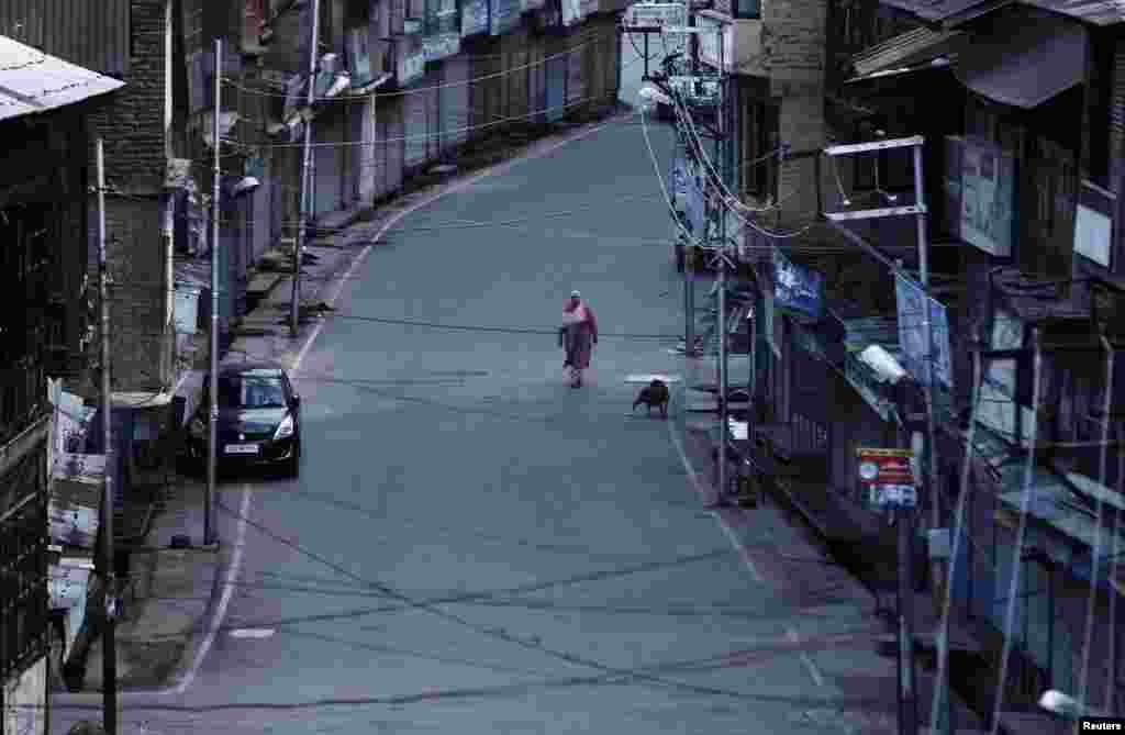 Një grua ecë nëpër rrugët e boshatisura të Kashmirit.&nbsp;India, pas revokimit të autonomisë ka vendosur masa të rrepta sigurie dhe kufizime të lëvizjeve. &nbsp;