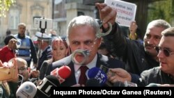 Liviu Dragnea și un protestatar, București, octombrie 2017