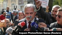 Liviu Dragnea și un protestatar fața sediului PSD, București, octombrie 2017