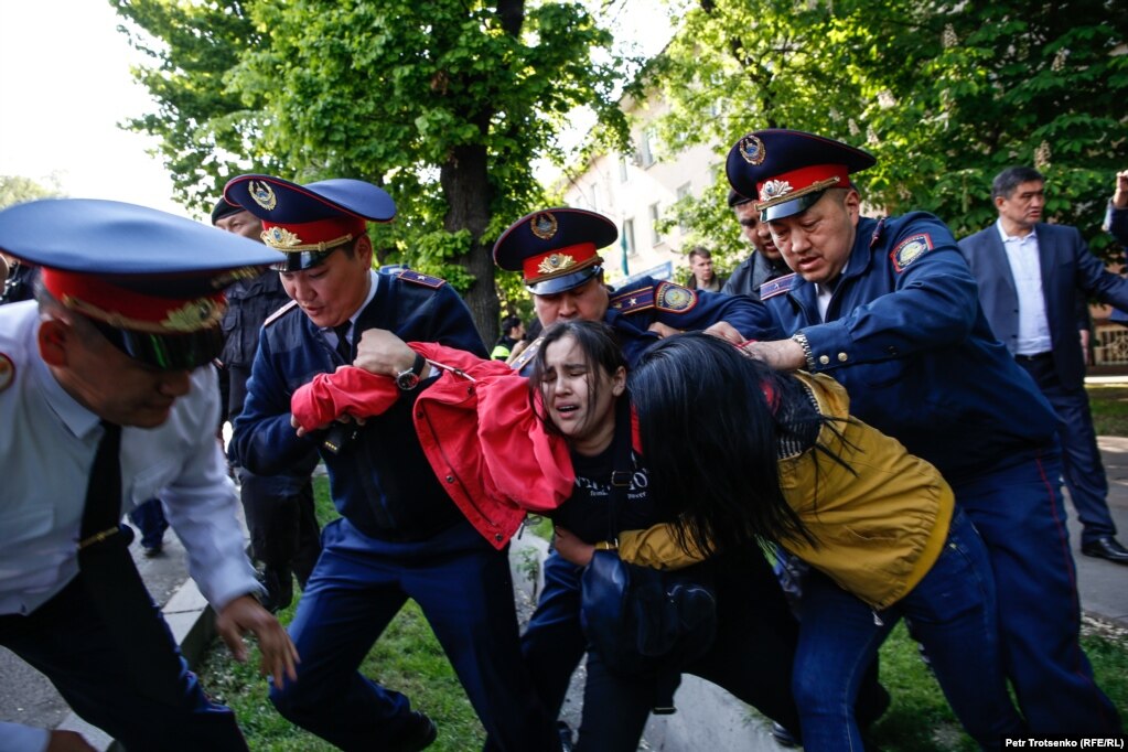 Qazaqstan halqynyń birligi kúni narazylyq akııasy kezinde polıııa azamattardy ustap jatyr. Almaty, 1 mamyr 2019 jyl.