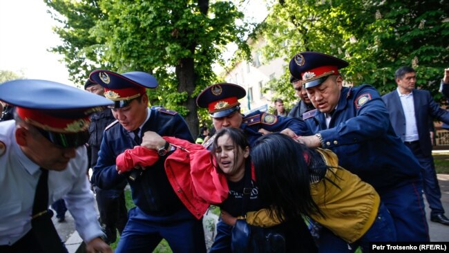 Задержания во время акции протеста в Алматы в День единства народа Казахстана, 1 мая 2019 года.