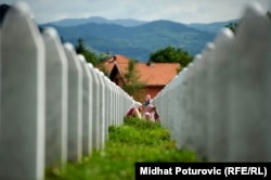 Detalj iz Memorijalnog centra Srebrenica-Potočari (11. juli 2014.). Do danas je ovde ukopano više od 6.650 žrtava, a na drugim lokacijama više od 230. Prema podacima Instituta za nestale osobe BiH, još se traga za oko 1.200 žrtava.