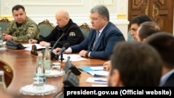 Петро Порошенко (в центрі) на засіданні Ради національної безпеки і оборони