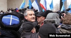 Пророссийский митинг в центре Симферополя 26 февраля 2014 года. В центре – Сергей Аксенов