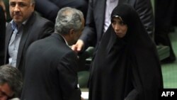 Вице-президент Элхам Аминзаде парламентте депутатпен сөйлесіп тұр. Тегеран, 12 тамыз 2013 жыл.