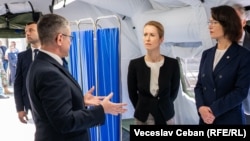 Șefa politicii externe și de securitate europene, Kaja Kallas (centru), de vorbă cu ministrul moldovean al Apărării, Anatolie Nosatâi, și ministra moldoveană de Interne, Daniella Misail-Nichitin, Chișinău, 24 aprilie 2025