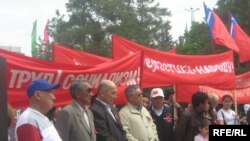 Kyrgyz Communists hold protest rally marking May Day in Bishkek, 1 May 2010.