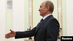 Владимир Путин приветствует в Кремле Дидье Буркхальтера