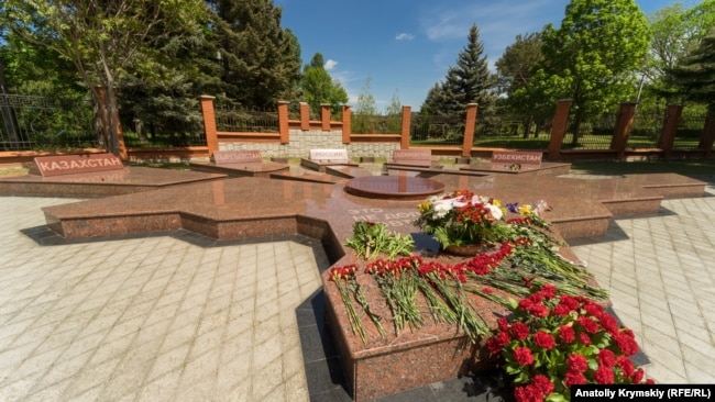 Мемориал в память жертв депортации крымских татар у ботсада КФУ в Симферополе