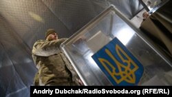 Український військовий голосує на дільниці у Станиці Луганській