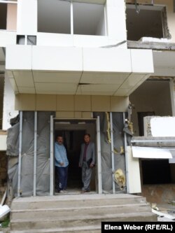 Многие жители продолжали жить в «Бесобе» и после объявления о сносе комплекса. Караганда, 3 октября 2012 года.