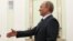 Владимир Путин приветствует в Кремле Дидье Буркхальтера