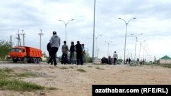 Aşgabadyň eteginde işiň gözleginde jemlenýän işçiler 