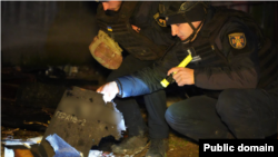 უკრაინელი პოლიციელები ათვალიერებენ რუსული დრონის ნამსხვრევებს