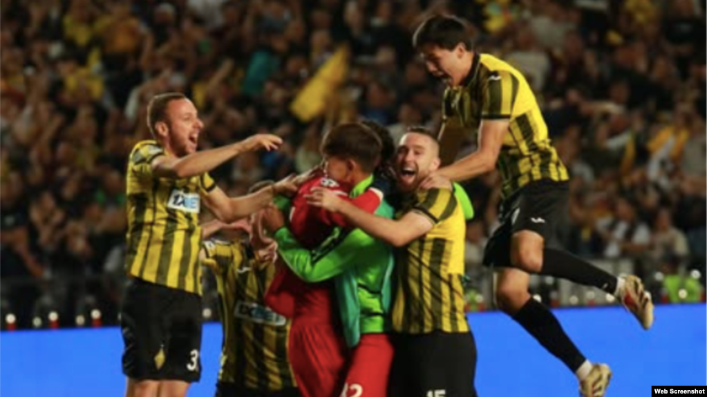 "Қайрат" футбол командасының мүшелері жеңісті тойлап жатыр. 26 тамыз, 2025 "Қайрат" фк Instagram парақшасынан алынған скриншот. 